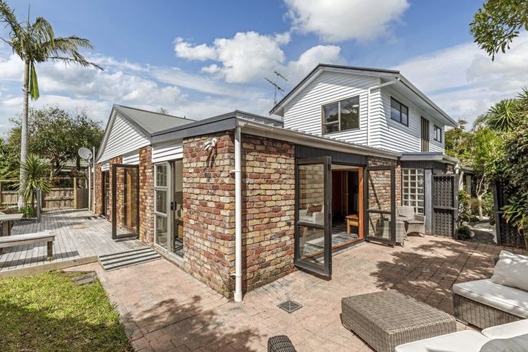 Photo of property in 557 Beach Road, Murrays Bay, Auckland, 0630