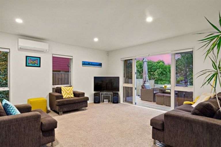 Photo of property in 1/7 Sharon Road, Waiake, Auckland, 0630