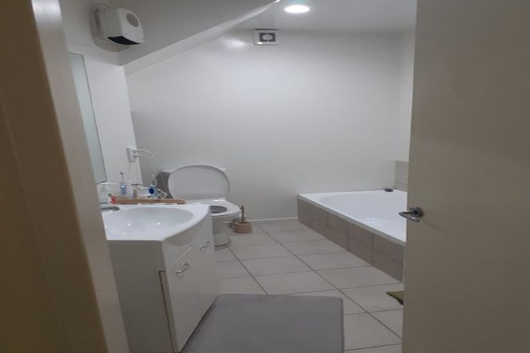 Photo of property in 3/19 Onslow Road, Khandallah, Wellington, 6035