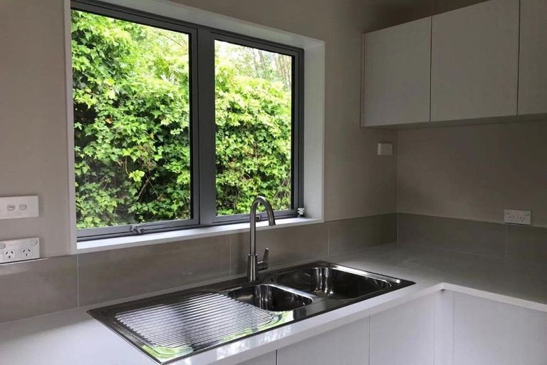 Photo of property in 15 Walnut Lane, Browns Bay, Auckland, 0630