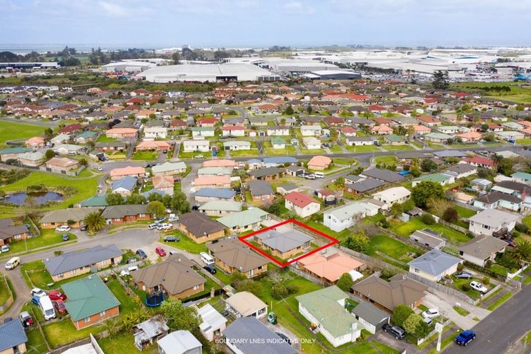 Photo of property in 35 Plumley Crescent, Mangere, Auckland, 2022