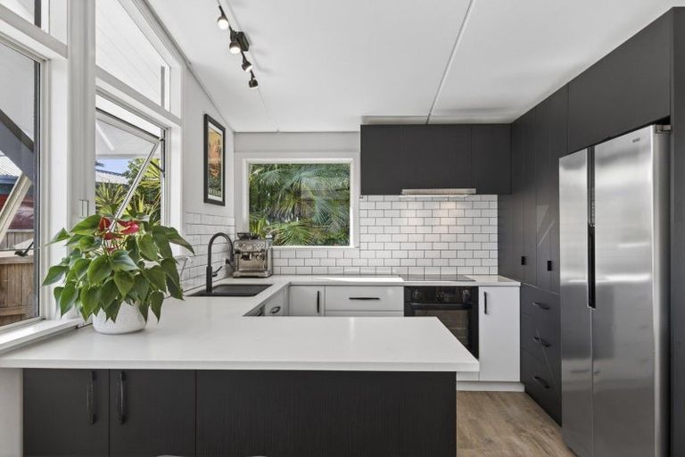 Photo of property in 25 Waiwera Place, Merrilands, New Plymouth, 4312