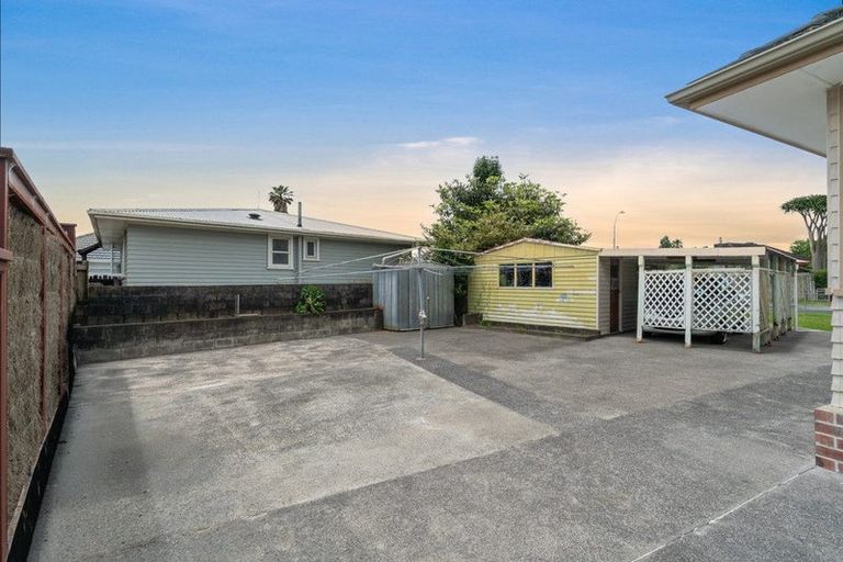 Photo of property in 9 Durham Street, Te Atatu Peninsula, Auckland, 0610