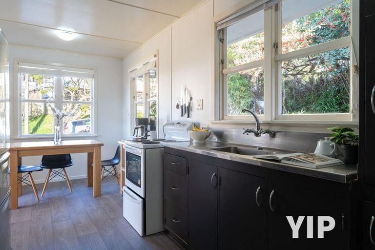 Photo of property in 43 Catherine Crescent, Paparangi, Wellington, 6037