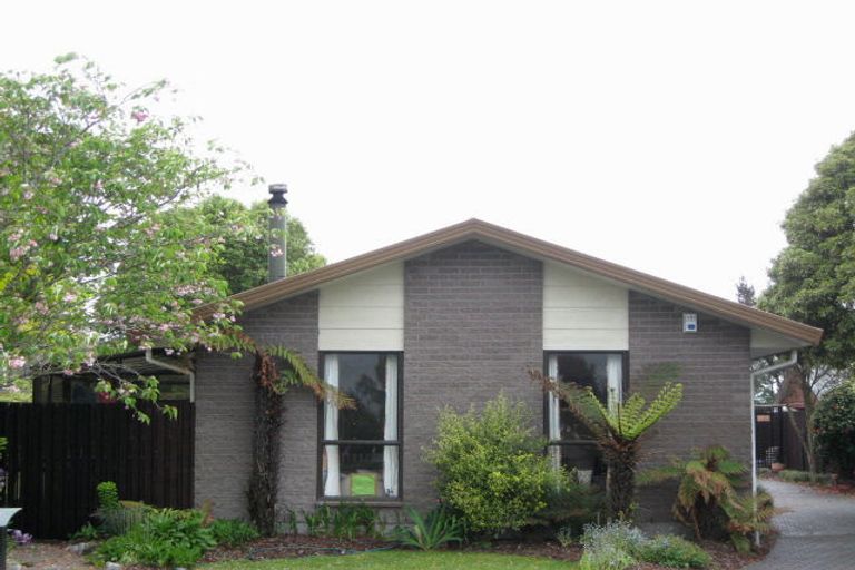 Photo of property in 15 Edron Place, Redwood, Christchurch, 8051