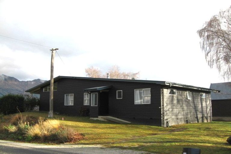 Photo of property in 16 Manuka Crescent, Wanaka, 9305