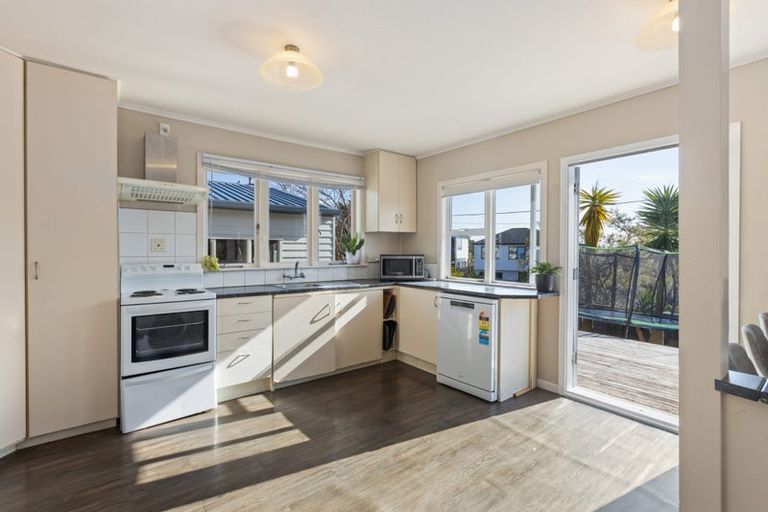 Photo of property in 31 Sunnyside Road, Sunnyvale, Auckland, 0612