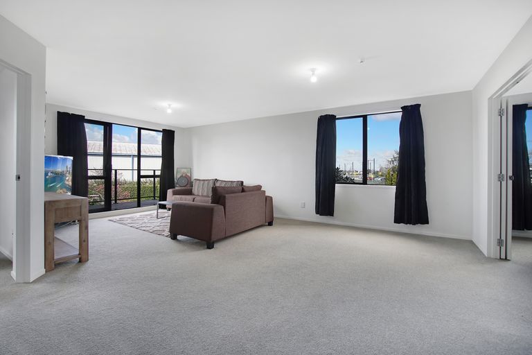 Photo of property in 68 Mountain Road, Henderson Valley, Auckland, 0612