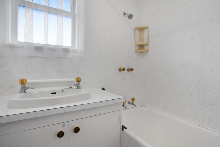 Photo of property in 70 Tatariki Street, Rosehill, Papakura, 2113