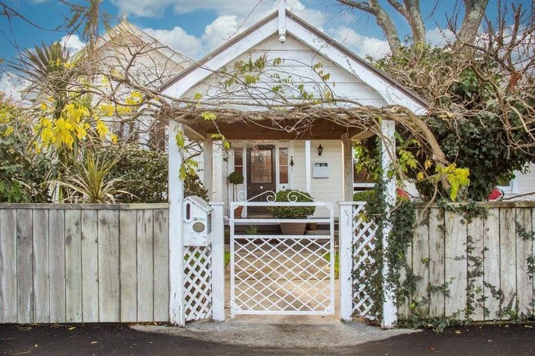 Photo of property in 1 Tyne Street, Carterton, 5713