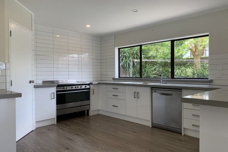 Photo of property in 20 Tatyana Place, Massey, Auckland, 0614