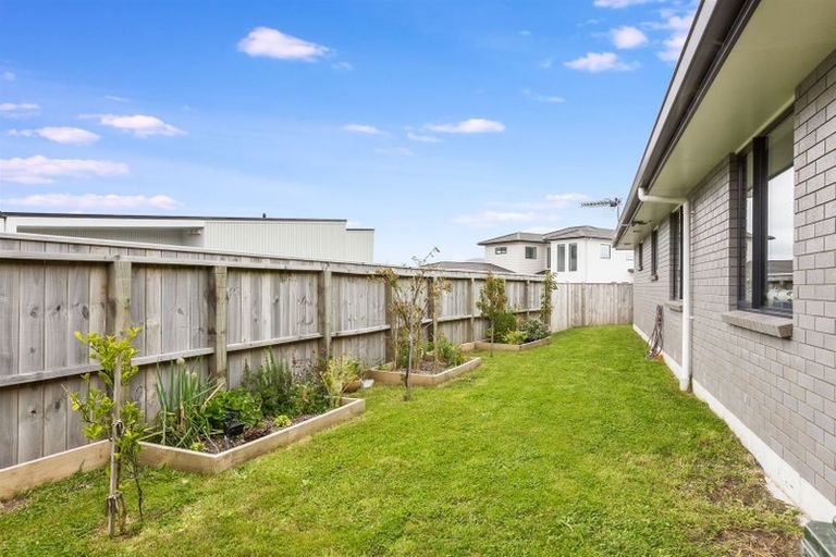 Photo of property in 25 Queen Charlotte Drive, Aotea, Porirua, 5024