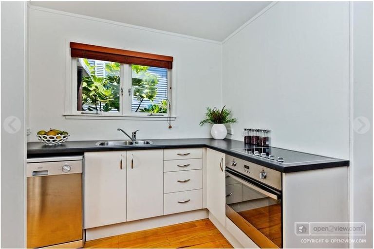 Photo of property in 2/4 Kowhai Road, Campbells Bay, Auckland, 0630