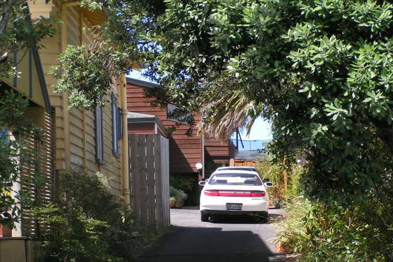 Photo of property in 2/6 Valley Road, Northcote, Auckland, 0626