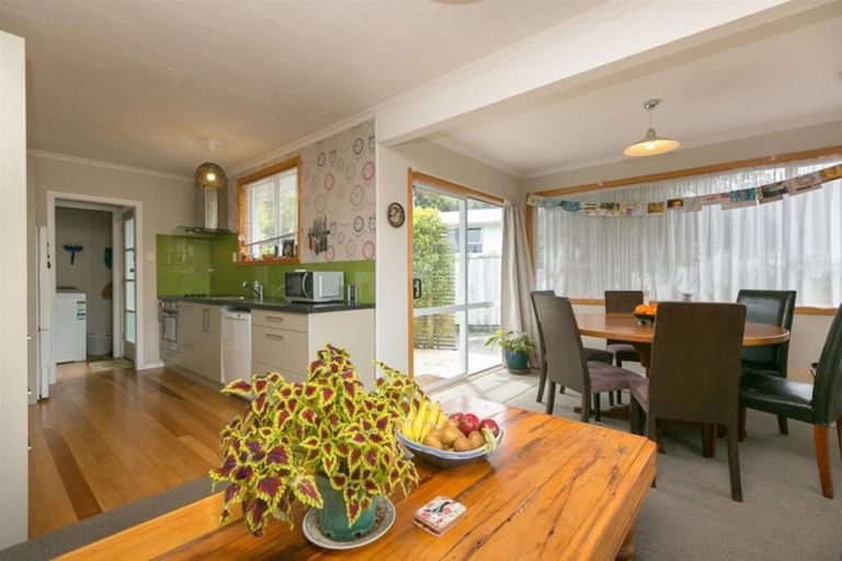 Photo of property in 42 Cumberland Street, Merrilands, New Plymouth, 4312