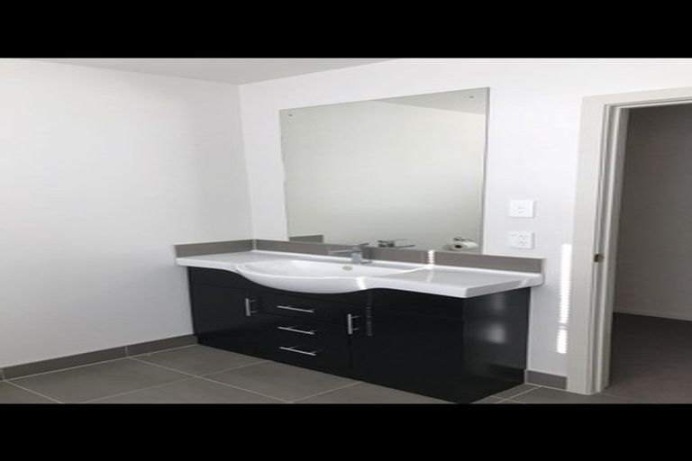 Photo of property in 757 East Coast Road, Northcross, Auckland, 0630