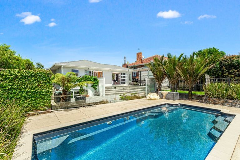 Photo of property in 23 Gloria Avenue, Te Atatu Peninsula, Auckland, 0610