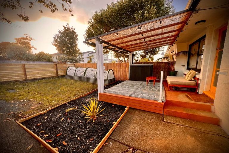 Photo of property in 2/27 Nikau Street, New Lynn, Auckland, 0600