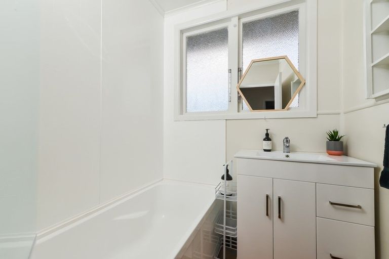 Photo of property in 12 Rhonda Avenue, Deanwell, Hamilton, 3206