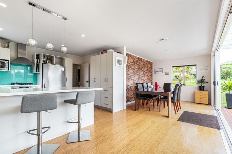 Photo of property in 23 Hanlon Crescent, Narrow Neck, Auckland, 0624