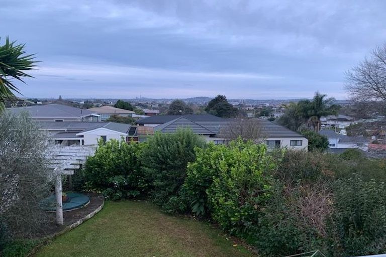 Photo of property in 31 Eastglen Road, Glen Eden, Auckland, 0602