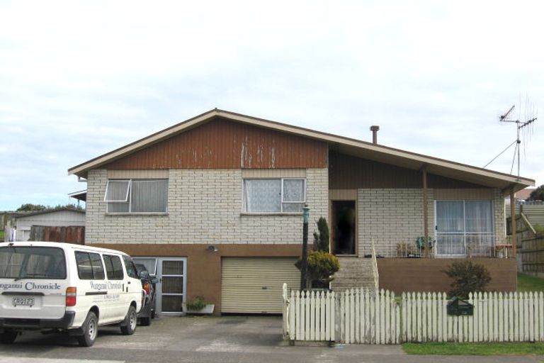Photo of property in 32 Karyn Street, Castlecliff, Whanganui, 4501