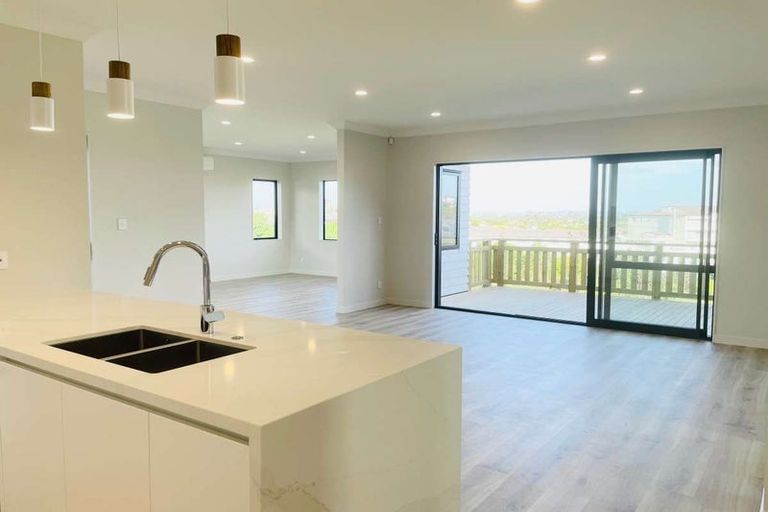 Photo of property in 16 Bine Crescent, Orewa, 0931