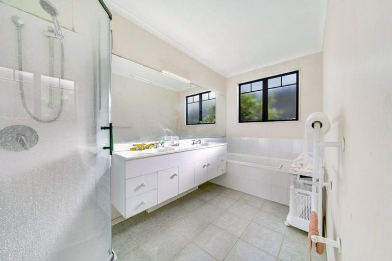 Photo of property in 13 De Havilland Drive, Goodwood Heights, Auckland, 2105