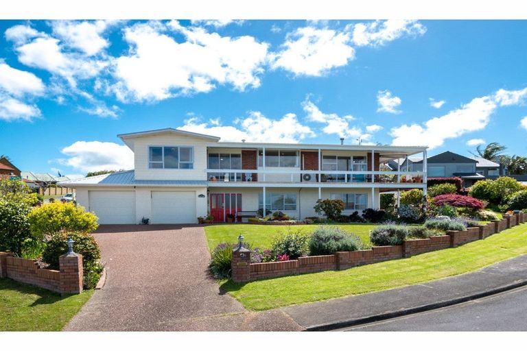 Photo of property in 2 Parkside Road, West Harbour, Auckland, 0618