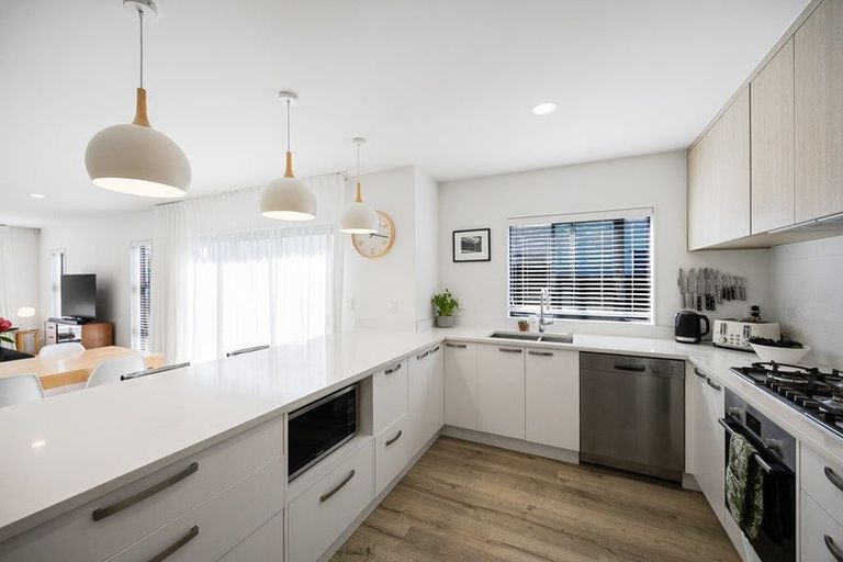 Photo of property in 38 Lumbarda Drive, Kumeu, 0810