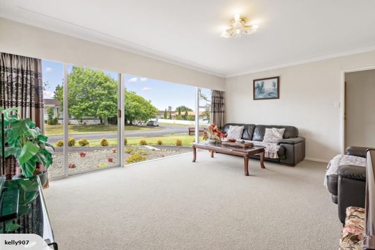 Photo of property in 49 Tupaki Place, Pakuranga Heights, Auckland, 2010