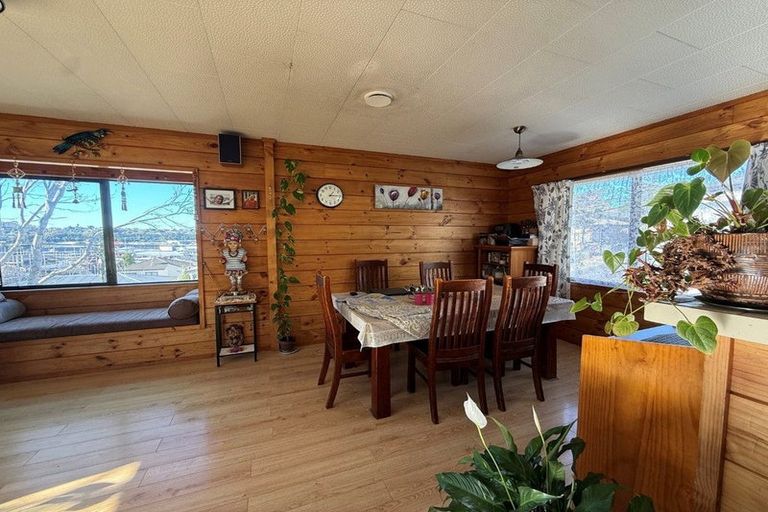 Photo of property in 1/12 Woodall Place, Totara Vale, Auckland, 0627
