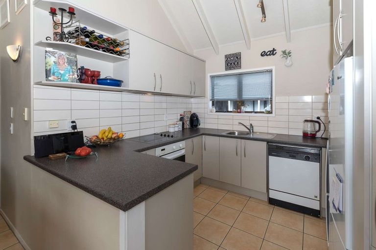 Photo of property in 28 Venus Place, Half Moon Bay, Auckland, 2012