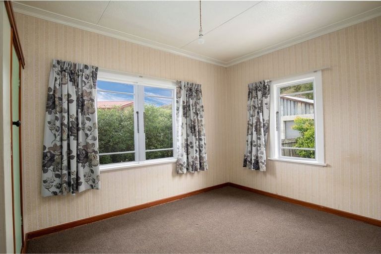 Photo of property in 18 Branxholm Street, Roxburgh, 9500