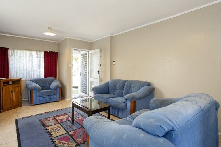 Photo of property in 2/81 West Coast Road, Glen Eden, Auckland, 0602