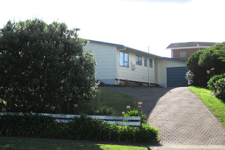 Photo of property in 7 Oratia Street, Waikanae Beach, Waikanae, 5036