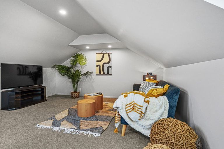 Photo of property in 1 Lowe Place, Rangiora, 7400