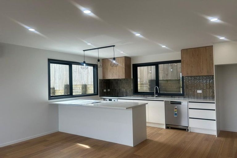 Photo of property in 43 Savoy Road, Glen Eden, Auckland, 0602