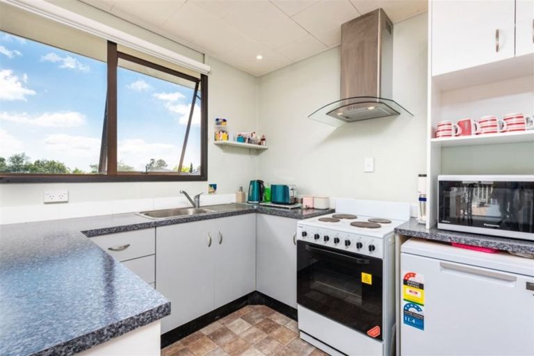 Photo of property in 2/88 Roberts Road, Te Atatu South, Auckland, 0610