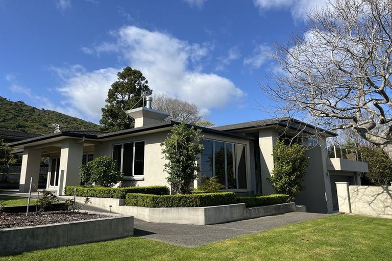 Photo of property in 71 Winara Avenue, Waikanae, 5036