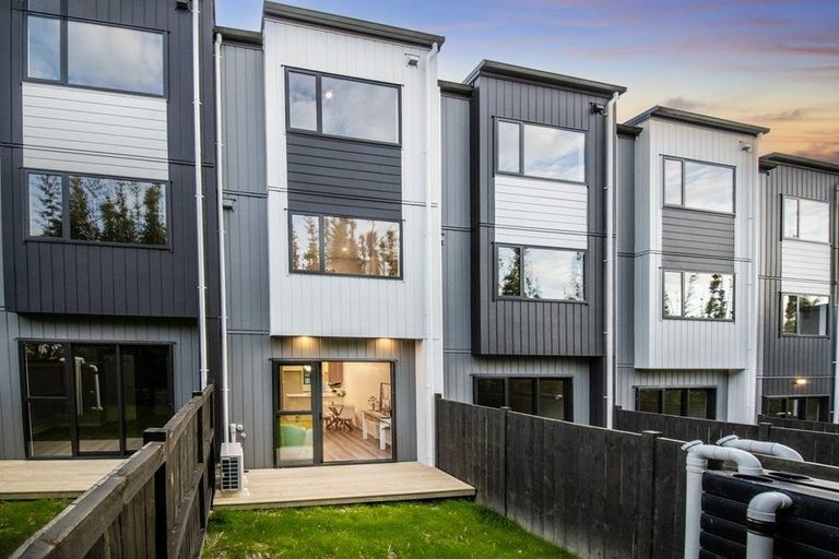 Photo of property in 17 Don Oliver Lane, Glen Eden, 0602