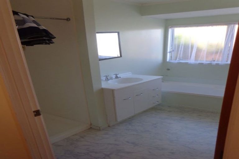 Photo of property in 42 Lilburn Crescent, Massey, Auckland, 0614