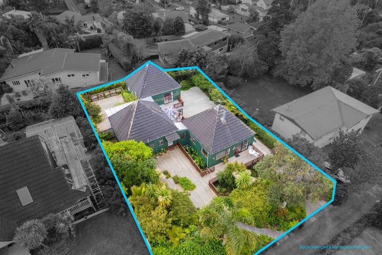 Photo of property in 48 Pokapu Street, Titirangi, Auckland, 0600