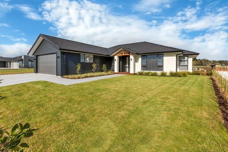 Photo of property in 32 Waitemata Drive, One Tree Point, 0118