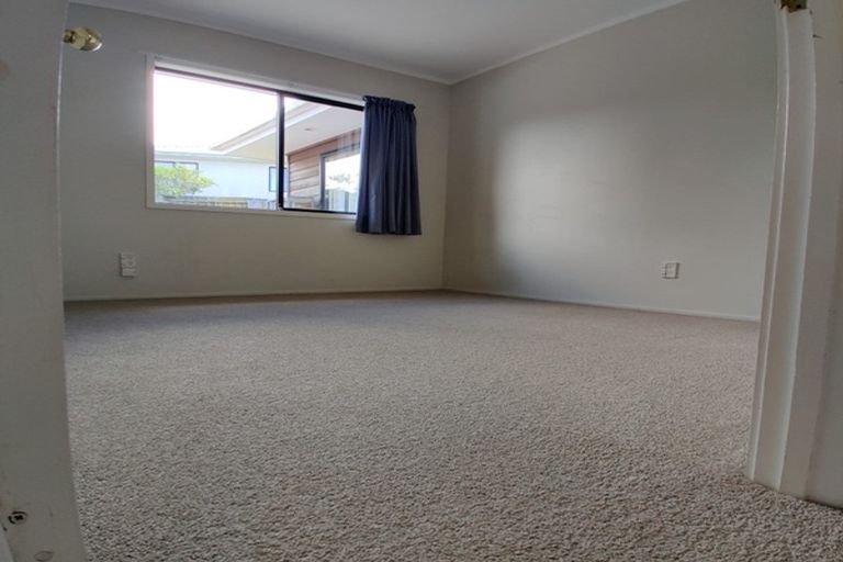 Photo of property in 2/12 Heathglen Place, Bayview, Auckland, 0629