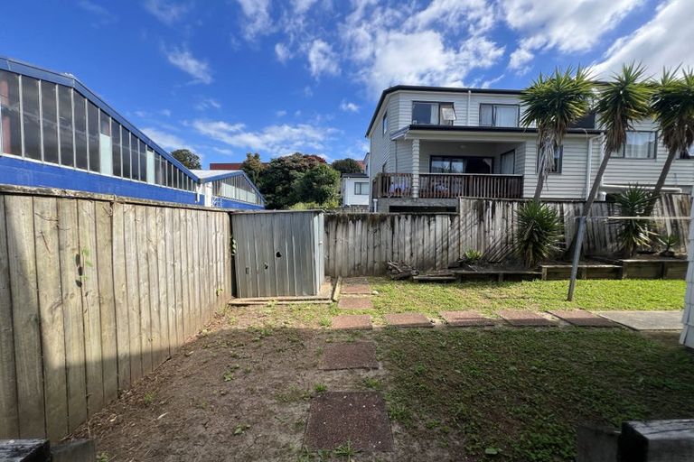 Photo of property in 2/11 Woodall Place, Totara Vale, Auckland, 0627