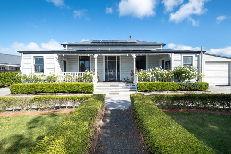 Photo of property in 2 Kaweka Place, Havelock North, 4130