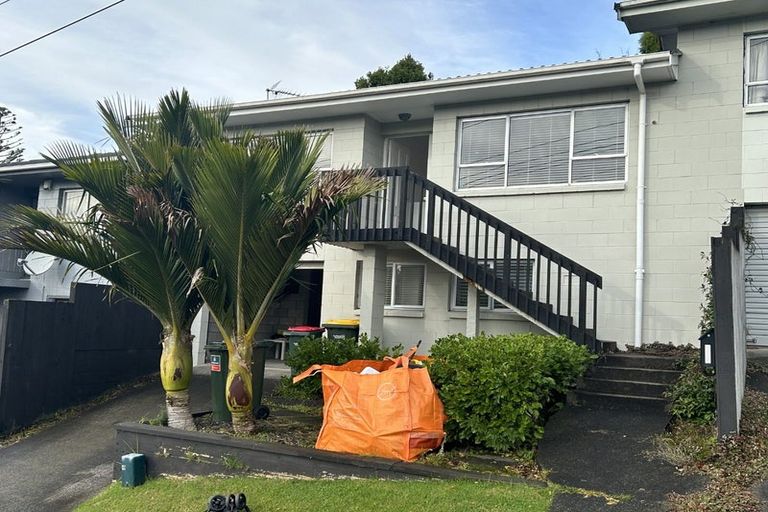 Photo of property in 2/84 Peach Road, Glenfield, Auckland, 0629