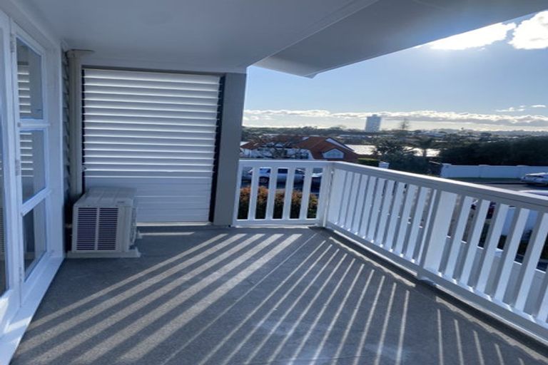 Photo of property in 4/221 Hurstmere Road, Takapuna, Auckland, 0622