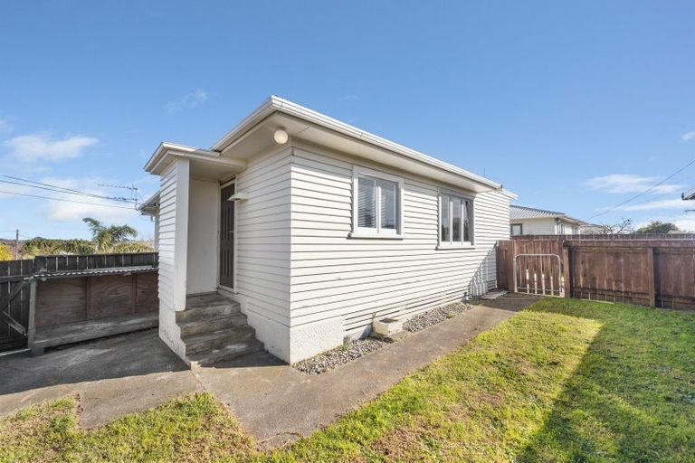 Photo of property in 15 York Crescent, Westown, New Plymouth, 4310
